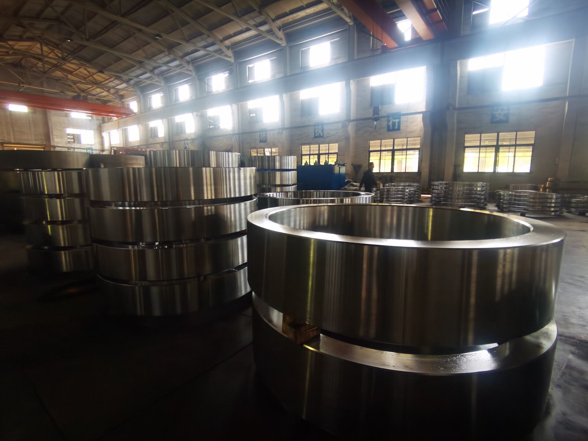 Tratamiento térmico QT para anillos de acero forjado que proporciona precisión dimensional de 1000 a 7800 mm, ideal para aplicaciones estructurales e industriales de servicio pesado