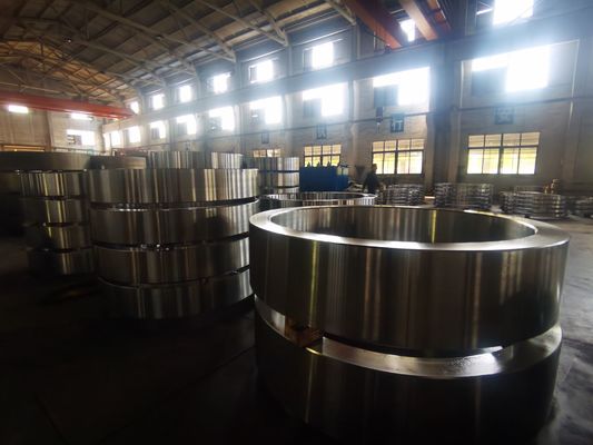 Tratamiento térmico QT para anillos de acero forjado que proporciona precisión dimensional de 1000 a 7800 mm, ideal para aplicaciones estructurales e industriales de servicio pesado